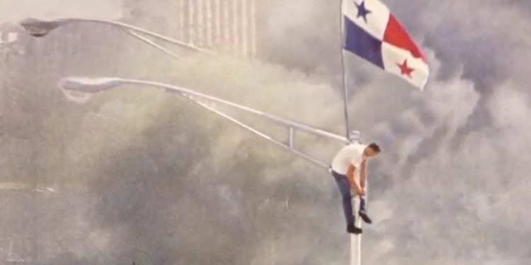 Efemérides Panamá. El 9 de enero de 1964 un grupo de estudiantes marchan hacia la Zona del Canal para izar la bandera panameña en la secundaria Balboa, en territorio bajo el control administrativo de los Estados Unidos, pero la jornada culminó con la muerte de al menos 22 estudiantes. Cada 9 de enero Panamá conmemora el «Día de los Mártires».