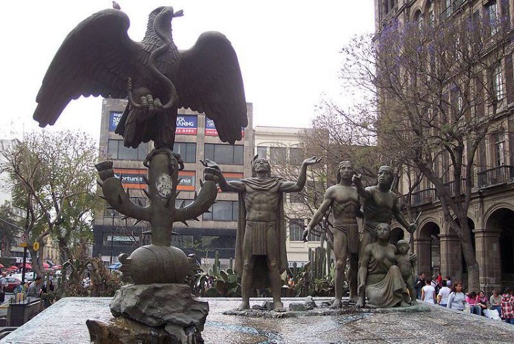 Escultura mexicana que conmemora el momento en el que los méxicas (aztecas) encontraron la señal del lugar de fundación de México-Tenochtitlan, ubicada en el centro histórico de Ciudad de México (Foto: Wikipedia). Escultura mexicana que conmemora el momento en el que los méxicas (aztecas) encontraron la señal del lugar de fundación de México-Tenochtitlan, ubicada en el centro histórico de Ciudad de México (Foto: Wikipedia).