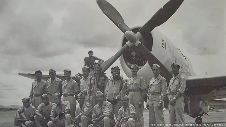 Los Águilas Aztecas entraron en combate en junio de 1945 asignados al Frente del Pacífico, anexos a una unidad de USAAF. Los Águilas Aztecas entraron en combate en junio de 1945 asignados al Frente del Pacífico, anexos a una unidad de USAAF.