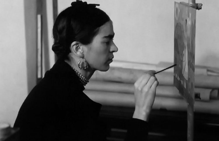 Frida Kahlo fue una reconocida pintora y poetisa mexicana, esposa del célebre muralista mexicano Diego Rivera.