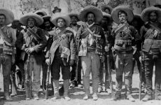Fotografía de Pancho Villa en 1911. La Revolución mexicana fue una sangrienta guerra civil que estalló en 1910. En 1911 derrocan la dictadura de Porfirio Díaz y se montan en la dictadura de Francisco Madero. En 1913 asesinan a Madero y se montan en la dictadura de Victoriano Huerta. En 1915 derrocan a Huerta y se montan en la dictadura de Venustiano Carranza.