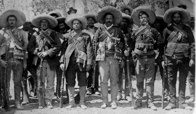 Fotografía de Pancho Villa en 1911. La Revolución mexicana fue una sangrienta guerra civil que estalló en 1910. En 1911 derrocan la dictadura de Porfirio Díaz y se montan en la dictadura de Francisco Madero. En 1913 asesinan a Madero y se montan en la dictadura de Victoriano Huerta. En 1915 derrocan a Huerta y se montan en la dictadura de Venustiano Carranza.