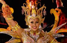 Efemérides Paraguay. El colorido Carnaval Encarnaceno se realiza todos los años en la ciudad de Encarnación. Es la mayor fiesta de Carnaval en el país, caracterizada por certámenes de belleza, música, comparsas, carrozas y disfraces.