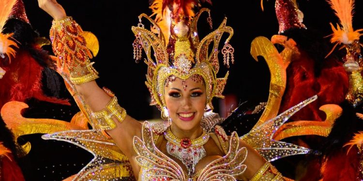 Efemérides Paraguay. El colorido Carnaval Encarnaceno se realiza todos los años en la ciudad de Encarnación. Es la mayor fiesta de Carnaval en el país, caracterizada por certámenes de belleza, música, comparsas, carrozas y disfraces.