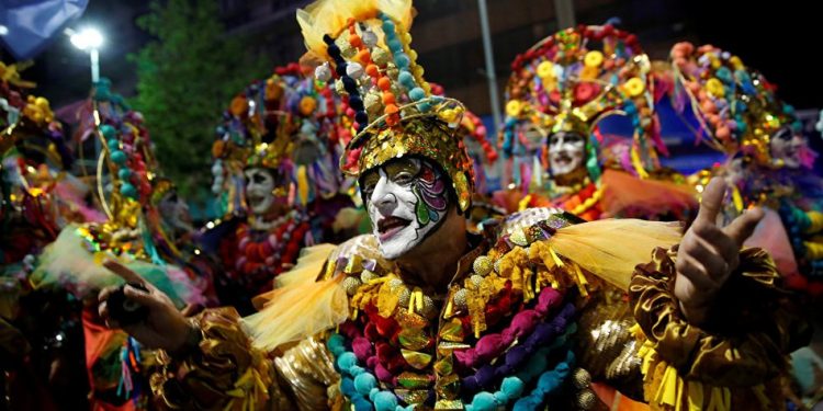 Efemerides Uruguay. El carnaval uruguayo es, con 40 días de duración, el más largo del mundo. Efemerides Uruguay. El carnaval uruguayo es, con 40 días de duración, el más largo del mundo.