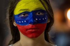 Efemérides Venezuela. Mujer venezolana con los colores de la bandera pintados en su cara, durante una vigilia de protesta en Caracas el 29 de abril de 2017 (Foto: El Nuevo Herad/EFE). Entre 2014 y 2017 Venezuela fue centro de protestas generalizadas contra la dictadura madurista y su destrucción sistemática de la economía venezolana.