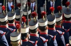 Efemérides España. Cada 12 de octubre se celebra la Fiesta Nacional de España, aunque en tiempos recientes ha sido objeto de crítica y controversia debido a que concuerda con el día de la llegada de Colón al Nuevo Mundo, así como el subsecuente genocidio cometido contra los indígenas americanos.