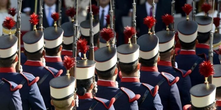 Efemérides España. Cada 12 de octubre se celebra la Fiesta Nacional de España, aunque en tiempos recientes ha sido objeto de crítica y controversia debido a que concuerda con el día de la llegada de Colón al Nuevo Mundo, así como el subsecuente genocidio cometido contra los indígenas americanos. Efemérides España. Cada 12 de octubre se celebra la Fiesta Nacional de España, aunque en tiempos recientes ha sido objeto de crítica y controversia debido a que concuerda con el día de la llegada de Colón al Nuevo Mundo, así como el subsecuente genocidio cometido contra los indígenas americanos.