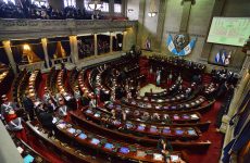 La Constitución de Guatemala fue aprobada el 31 de mayo de 1985 y entró en vigor el 14 de enero de 1986, en la que se establece la estructura del Estado guatemalteco y las instituciones como el Congreso y los poderes públicos.