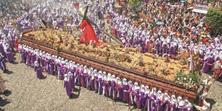 Efemérides de Guatemala. La cultura guatemalteca tiene un fuerte arraigo cristiano heredado de la época de la colonia. Foto: Semana Santa en la Antigua Guatemala. Una celebración llena de fervor caracterizada por coloridas procesiones. Efemérides de Guatemala. La cultura guatemalteca tiene un fuerte arraigo cristiano heredado de la época de la colonia. Foto: Semana Santa en la Antigua Guatemala. Una celebración llena de fervor caracterizada por coloridas procesiones.