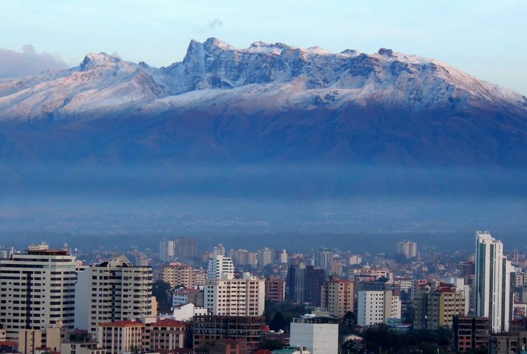 El valle de Cochabamba con vista la cordillera Tunari en el fondo, (Foto: Wikipedia/Cochalomayer)