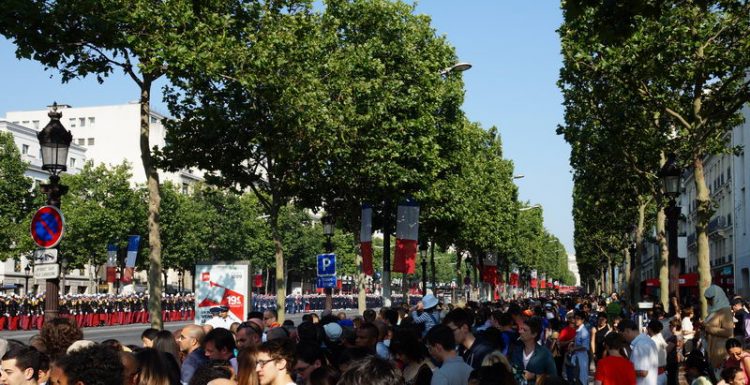 Campos Elíseos, París. La fecha anual más importante en Francia es la Fiesta Nacional que se celebra cada 14 de julio en el aniversario de la Toma de la Bastilla en 1789 y la Fiesta de la Federación en 1890. Campos Elíseos, París. La fecha anual más importante en Francia es la Fiesta Nacional que se celebra cada 14 de julio en el aniversario de la Toma de la Bastilla en 1789 y la Fiesta de la Federación en 1890.
