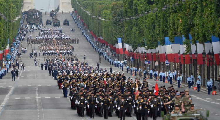 Fiesta Nacional de Francia, 14 de julio. La avenida de los Campos Elíseos en París es escenario todos los años de demostraciones militares aéreas y terrestres en celebración de la «Fête nationale de la République française».