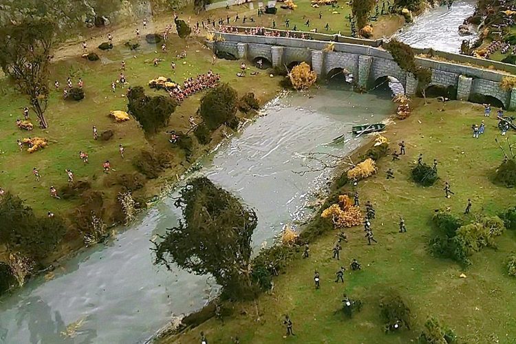 Maqueta en el Museo de Armería de Álava, Vitoria-Gasteiz, País Vasco, España. Representación enfrentamiento de las tropas aliadas y francesas por la posesión del puente Momario sobre el Zadorra en el curso de la Batalla de Vitoria. Maqueta en el Museo de Armería de Álava, Vitoria-Gasteiz, País Vasco, España. Representación enfrentamiento de las tropas aliadas y francesas por la posesión del puente Momario sobre el Zadorra en el curso de la Batalla de Vitoria.