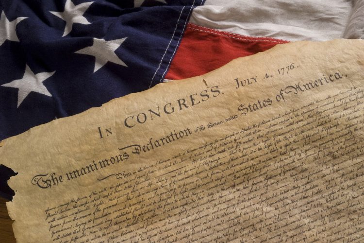La firma de la declaración de independencia de los Estados Unidos es una de las fechas históricas de mayor importancia en la historia de la Unión. El documento fue adoptado por el segundo Congreso Continental el 4 de julio de 1776, después de un año de estallar la Guerra de Independencia contra el Reino de Gran Bretaña.