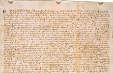 Uno de los cuatro documentos originales de la Carta Magna de 1297 que sigue vigente en Gran Bretaña hasta la actualidad (aunque la mayoría de los artículos han sido derogados).
