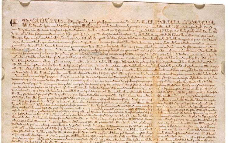 Uno de los cuatro documentos originales de la Carta Magna de 1297 que sigue vigente en Gran Bretaña hasta la actualidad (aunque la mayoría de los artículos han sido derogados).