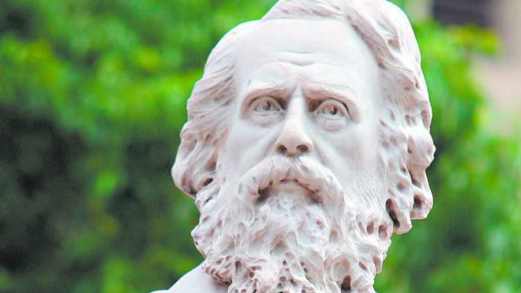 Estatua en honor a José Trinidad Cabañas. Militar hondureño que ocupó el cargo de Presidente del Estado de Honduras entre  1852 y 1855. Durante su gobierno sostuvo que: «No se trata de fundar la República de algunos, si no la República de todos».
