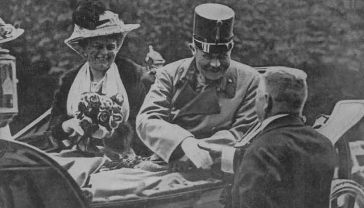 El archiduque Francisco Fernando de Austria y su esposa Sofía, la duquesa de Hohenberg, en Sarajevo momentos antes del atentado que les quitó la vida en junio de 1914. Sofía era esposa morganática del archiduque, considerada de menor rango social por la monarquía Habsburgo por lo que no se le permitía estar al lado del archiduque en asuntos públicos.