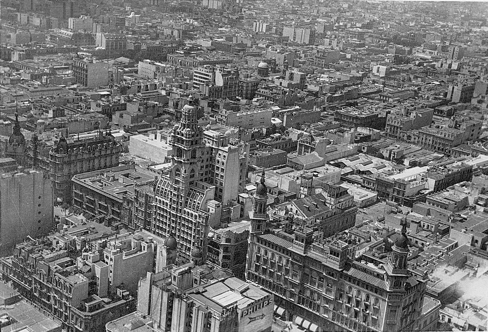 Fotografía aérea de la Avenida de Mayo, Buenos Aires, Argentina, 1925. Fotografía aérea de la Avenida de Mayo, Buenos Aires, Argentina, 1925.