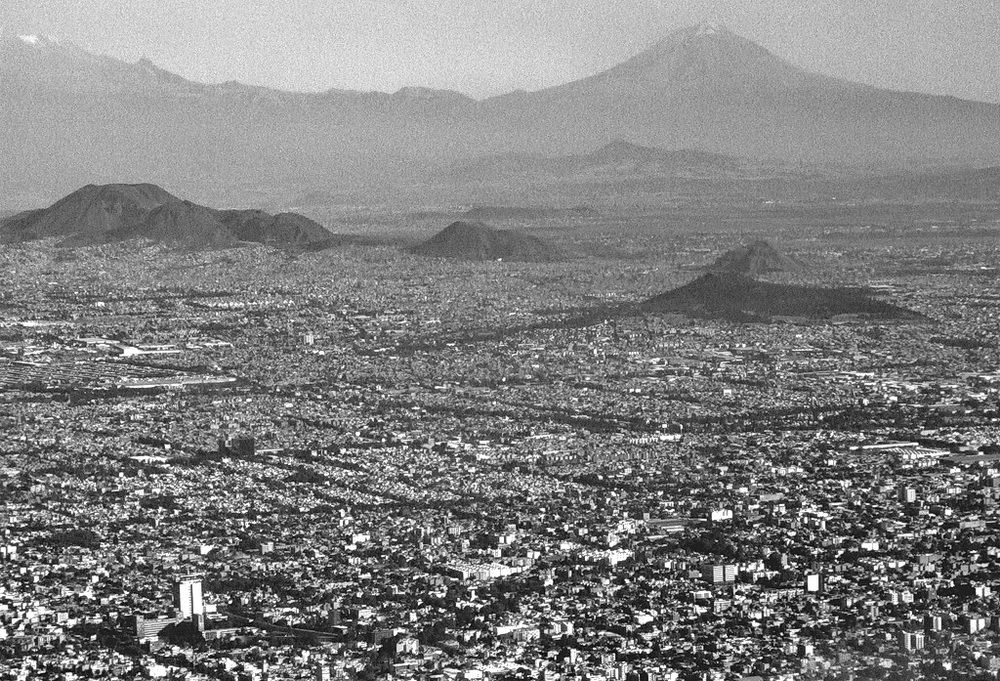 México. Foto aérea de Ciudad de México, con su asiento en un amplio Valle. El área se encontraba sumergido en las aguas del  Lago de Texcoco pero se ha rellenado progresivamente desde la época prehispánica, cuando los indígenas comenzaron a construir islas artificiales para el cultivo (Foto: Flickr/Travis)