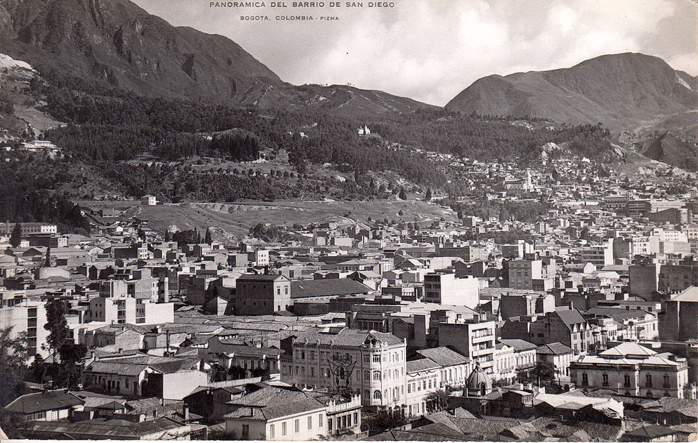 Fotografía panorámica antigua del Barrio San Diego, Bogotá, Colombia. Postal antigua.