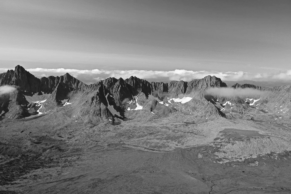 La cordillera de los montes Urales se considera una frontera natural entre Europa y Asia, aunque no constituya una división real entre ambos subcontinentes. Se encuentran dentro de los territorios de  Rusia y Kazajistán.