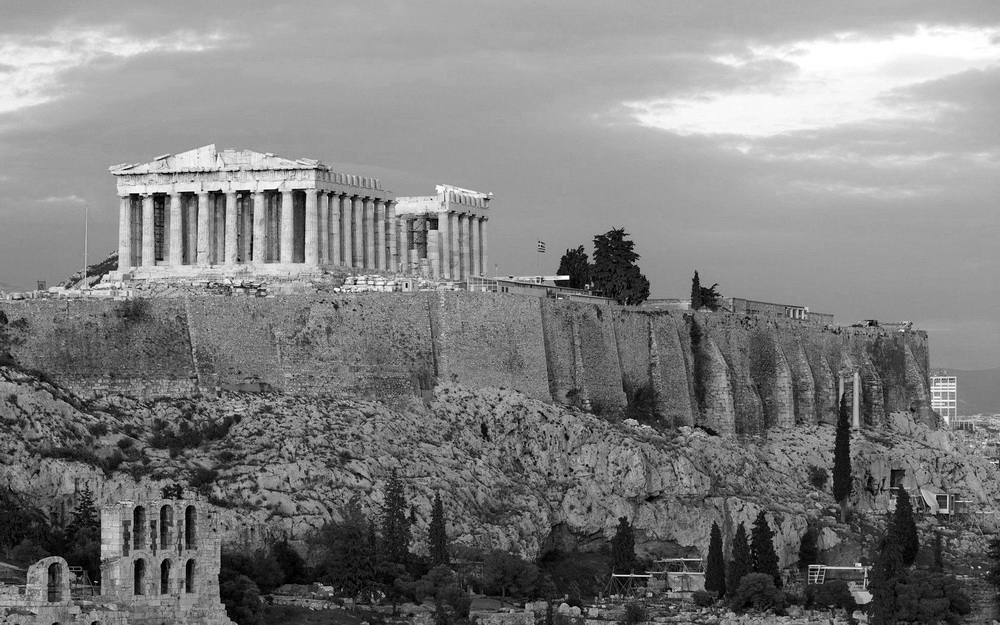 Historia Universal. La Acrópolis de Atenas es una ciudadela ancestral en Grecia que contiene los restos de varias edificaciones de gran importancia histórica y arquitectónica, entre los que destaca el Partenón, un templo dedicado a la diosa Atenea.