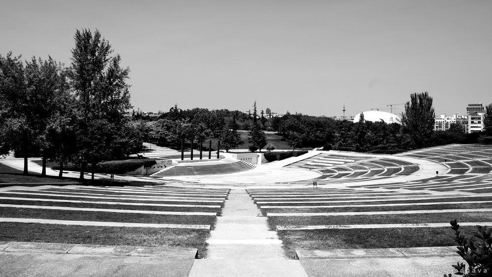 Anfiteatro en el Parque Enrique Tierno Galván de Madrid, España, con vista al Planetario a la derecha. Anfiteatro en el Parque Enrique Tierno Galván de Madrid, España, con vista al Planetario a la derecha.
