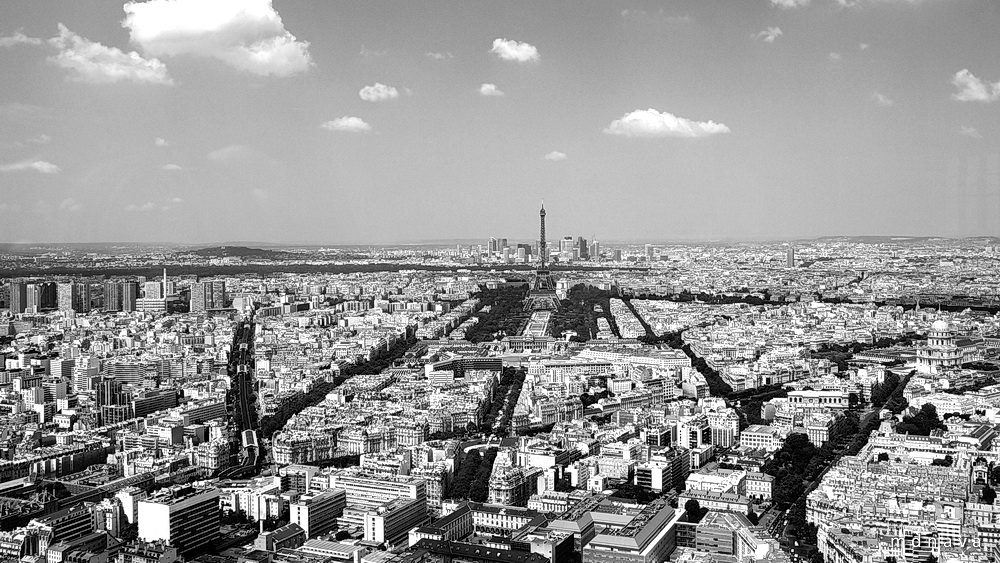 Francia se ubica en el occidente de Europa, su capital es París y la lengua oficial el francés.