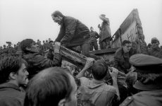 El muro de Berlín dividió la ciudad durante 29 años, un recordatorio vívido de cuán estúpida y obstinada puede ser la política, así como de las fracasadas ideas comunistas. En 1989 el muro era desmantelado por los propios berlineses. En 1990 finalmente se logró la reunificación de Alemania después de 45 años de su desquebraje.
