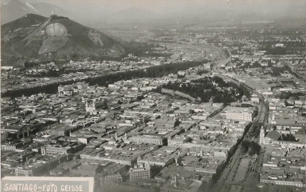 Fotografía aérea de Santiago de Chile, Chile, circa 1927.