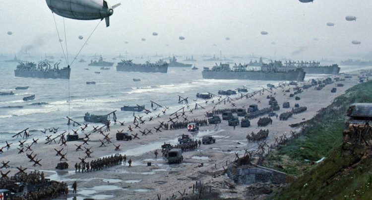 El 6 de junio de 1944 (Día D) se llevó a cabo el desembarco en Normandía en el marco de la Segunda Guerra Mundial. Unos 132 mil soldados cruzaron el canal de la Mancha por mar y otros 24 mil saltaron por aire, mientras miles de bombarderos atacaban las defensas costeras alemanas. El objetivo de los Aliados era liberar los territorios ocupados por los nazis en Europa occidental. El 6 de junio de 1944 (Día D) se llevó a cabo el desembarco en Normandía en el marco de la Segunda Guerra Mundial. Unos 132 mil soldados cruzaron el canal de la Mancha por mar y otros 24 mil saltaron por aire, mientras miles de bombarderos atacaban las defensas costeras alemanas. El objetivo de los Aliados era liberar los territorios ocupados por los nazis en Europa occidental.