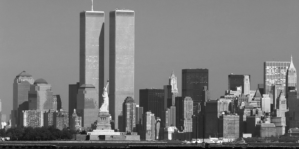 Estados Unidos. Fotografía panorámica de la ciudad de Nueva York, con vista a la Estatua de la Libertad, y las Torres Gemelas del World Trade Center.