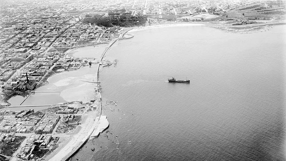 Uruguay. Vista aérea de Montevideo durante las obras de relleno para la construcción de la Rambla Sur entre 1926 y 1935 (Foto: Google/s.d./IMO).