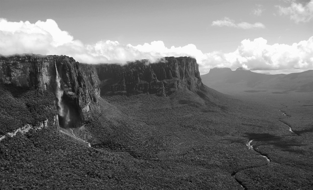 Venezuela – Tierra de Gracia. Foto aérea del Auyantepui con vista al Salto Ángel, la caída de agua más alta del mundo.