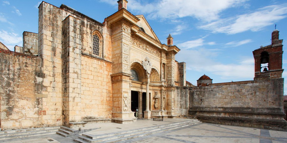 Catedral de Santo Domingo, o Basílica catedral de Santa María de la Encarnación, cuya construcción comenzó en 1512, es la más antigua de América.