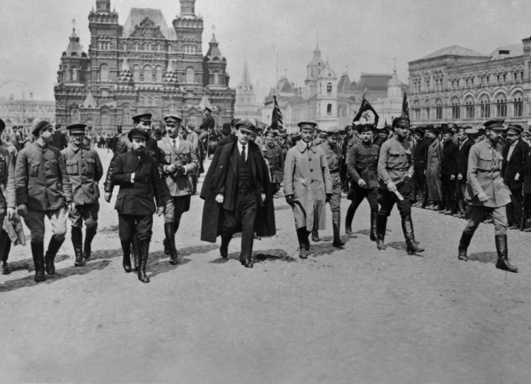 Vladimir Lenin con líderes bolcheviques en la plaza roja.