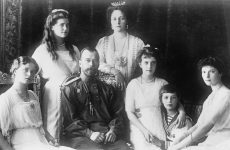 Fotografía del zar Nicolas II de Rusia junto a su esposa Alejandra Romanov y sus cinco hijos, 1914.