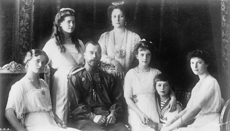 Fotografía del zar Nicolas II de Rusia junto a su esposa Alejandra Romanov y sus cinco hijos, 1914.