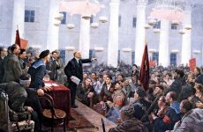 Revolución de octubre, los días que sacudieron al mundo. Vladimir Lenin dirigiéndose al II Congreso de los Sóviets en Petrogrado el 26 de octubre de 1917 según el antiguo calendario, o el 8 de noviembre según el actual calendario gregoriano.