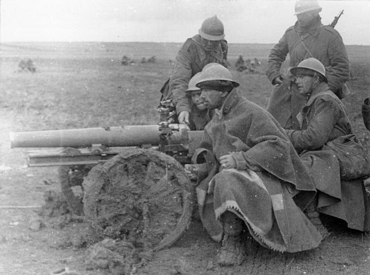 Soldados nacionalistas cargando artillería en la Batalla de Guadalajara.