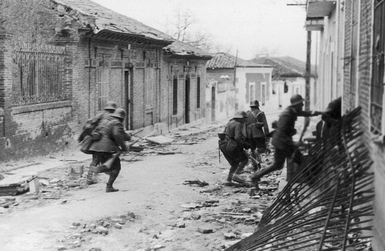Soldados del ejército franquista asaltando un barrio de Madrid durante la Guerra civil española, marzo de 1937.