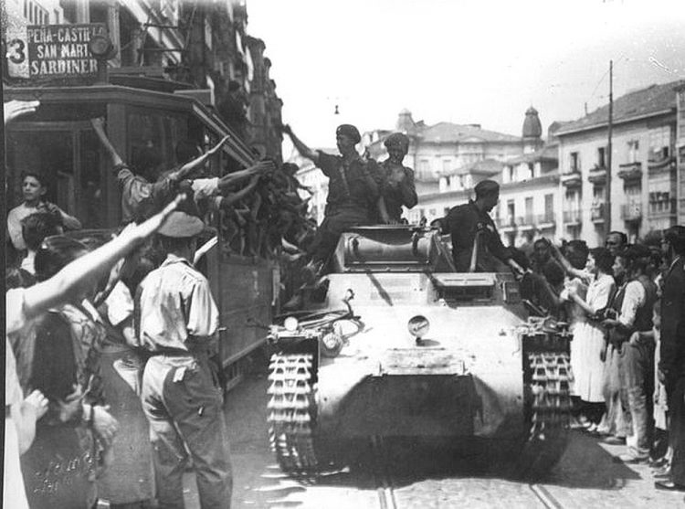Guerra civil española. Llegada de las vanguardias del ejército franquista a la plaza del Ayuntamiento de Santander en la mañana del 26 de agosto de 1937 durante la Batalla de Santander. Guerra civil española. Llegada de las vanguardias del ejército franquista a la plaza del Ayuntamiento de Santander en la mañana del 26 de agosto de 1937 durante la Batalla de Santander.