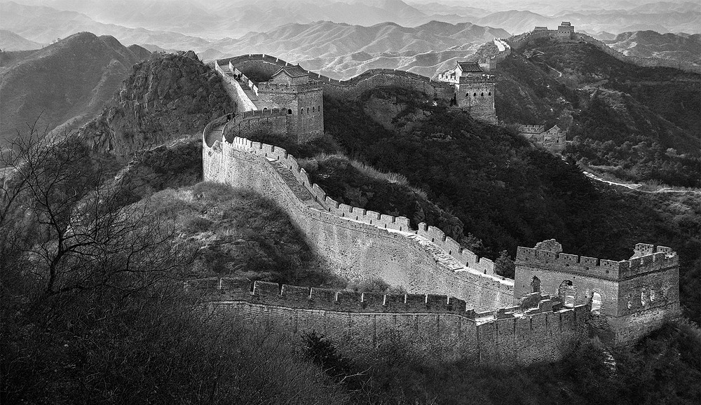 China. La Gran Muralla China es una prolongada fortificación ancestral construida y reconstruida entre el siglo V a. C. y el siglo XVI de la era moderna para proteger la frontera norte del Imperio chino de los ataques mongoles y manchurianos.