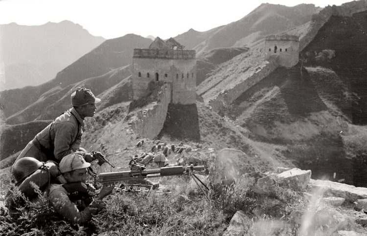 Ejército de la Octava Ruta enfrentando a las fuerzas japonesas en la Gran Muralla China. Primavera de 1938. (Foto: Sha Fei) Ejército de la Octava Ruta enfrentando a las fuerzas japonesas en la Gran Muralla China. Primavera de 1938. (Foto: Sha Fei)