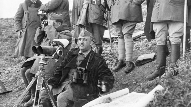 Guerra civil española. El general Francisco Franco durante la decisiva Batalla del Ebro en 1938. Guerra civil española. El general Francisco Franco durante la decisiva Batalla del Ebro en 1938.
