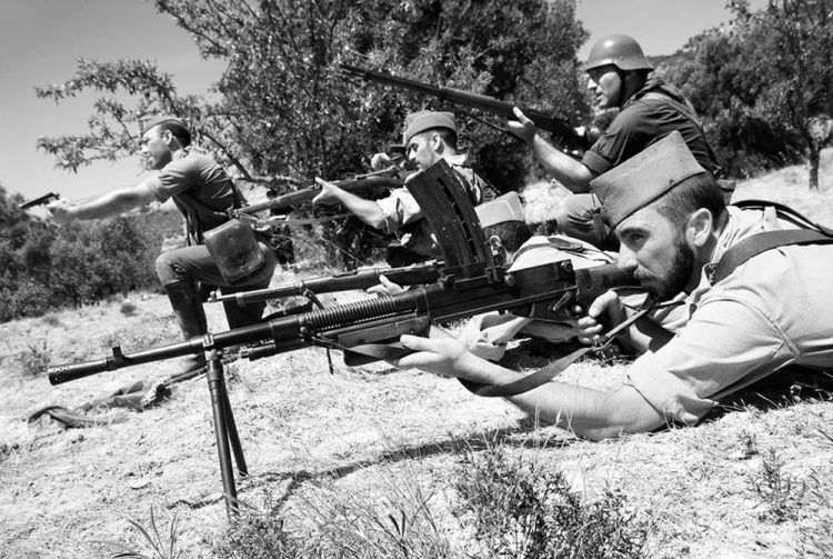 La Batalla de Teruel se inicia en enero de 1938 como una ofensiva de las fuerzas republicanas durante la Guerra civil española, en la que toman el control de la ciudad de Teruel aunque solo temporalmente. Dos meses más tarde los franquistas derrotan a los republicanos y recuperan las plazas perdidas. Fotografía de Robert Capa. Enero 1938.